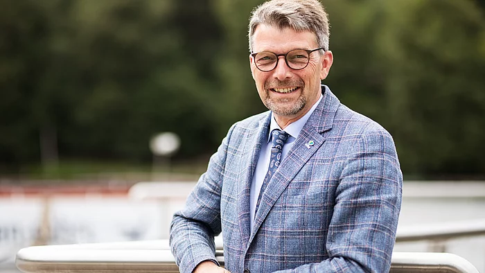 Bürgermeister Heiko Godow an der Diekseepromenade