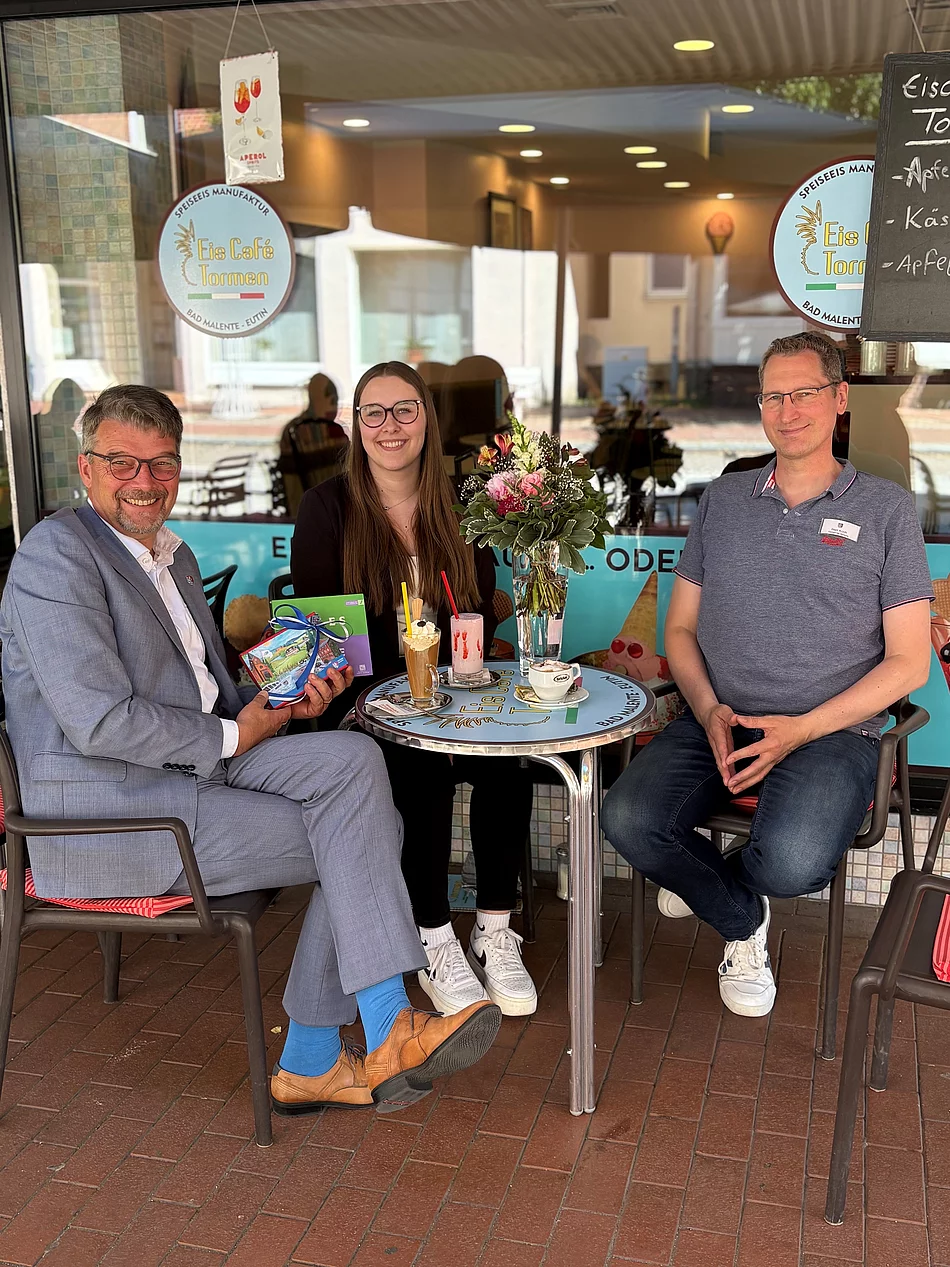 Frau Boller mit dem Bürgermeister Heiko Godow und dem Ausbildungskoordinator Sönke Koch