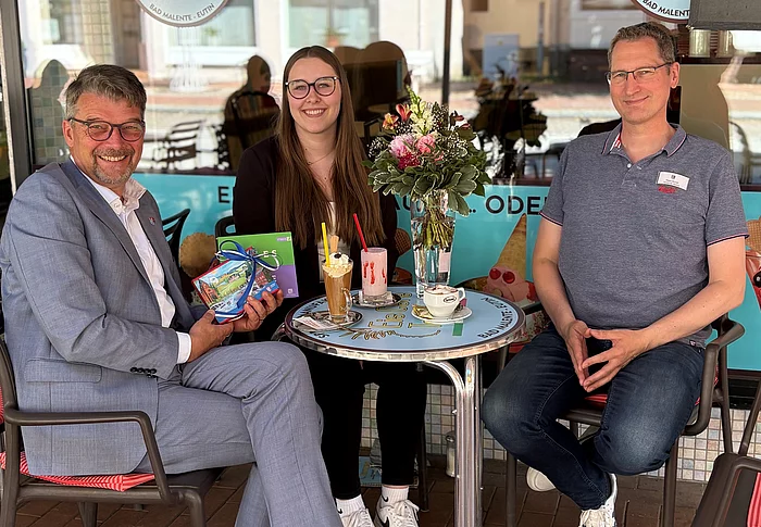 Frau Boller mit dem Bürgermeister Heiko Godow und dem Ausbildungskoordinator Sönke Koch