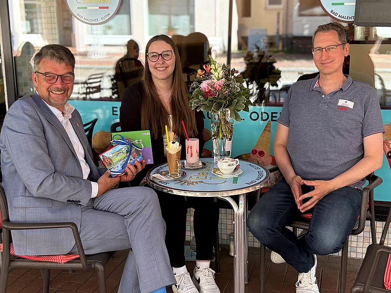 Frau Boller mit dem Bürgermeister Heiko Godow und dem Ausbildungskoordinator Sönke Koch