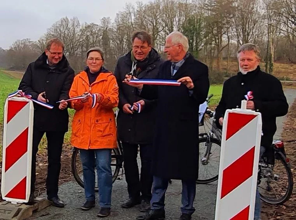 Von links nach rechts: Dorfvorsteher Dieter Path, Bürgermeisterin Tanja Rönck, Bürgervorsteher Rainer Geerdts, Landrat Reinhard Sager, Bürgermeister Jörg Schöning Von links nach rechts: Dorfvorsteher Dieter Path, Bürgermeisterin Tanja Rönck, Bürgervorsteher Rainer Geerdts, Landrat Reinhard Sager, Bürgermeister Jörg Schöning
