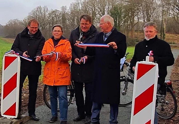 Von links nach rechts: Dorfvorsteher Dieter Path, Bürgermeisterin Tanja Rönck, Bürgervorsteher Rainer Geerdts, Landrat Reinhard Sager, Bürgermeister Jörg Schöning Von links nach rechts: Dorfvorsteher Dieter Path, Bürgermeisterin Tanja Rönck, Bürgervorsteher Rainer Geerdts, Landrat Reinhard Sager, Bürgermeister Jörg Schöning