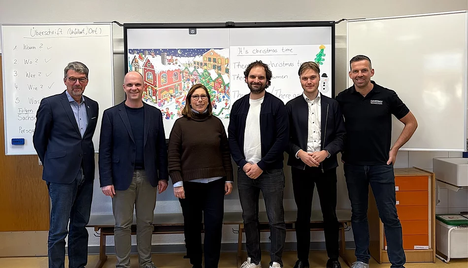 von links: Bürgermeister H. Godow, Direktor Schule an den Aueweisen K. Fritz, Direktorin Grundschule Malente S. Haupt, Lehrkraft und IT-Beauftragter Grundschule Malente B. Hertel, FA. Heinrich Hünicke P. Müller, Fa. Clevertouch B.Dankert