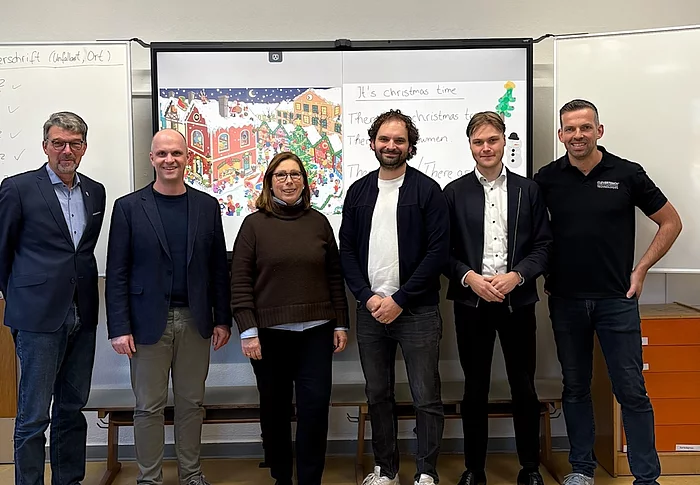 von links: Bürgermeister H. Godow, Direktor Schule an den Aueweisen K. Fritz, Direktorin Grundschule Malente S. Haupt, Lehrkraft und IT-Beauftragter Grundschule Malente B. Hertel, FA. Heinrich Hünicke P. Müller, Fa. Clevertouch B.Dankert