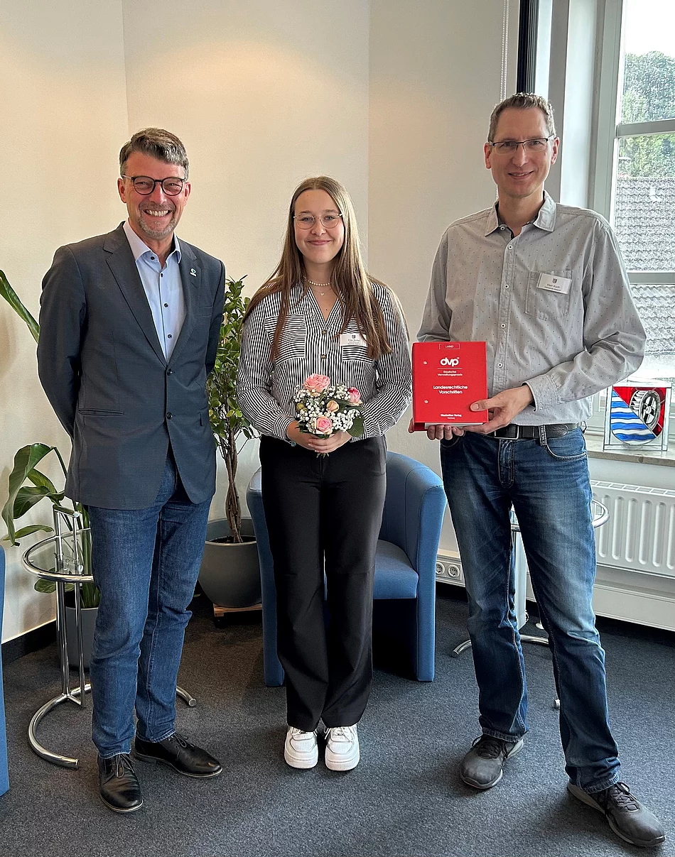 Bürgermeister Herr Godow (links) begrüßt die Auszubildende Frau Boller (Mitte) zusammen mit dem Ausbildungskoordinator Herrn Koch (rechts).
