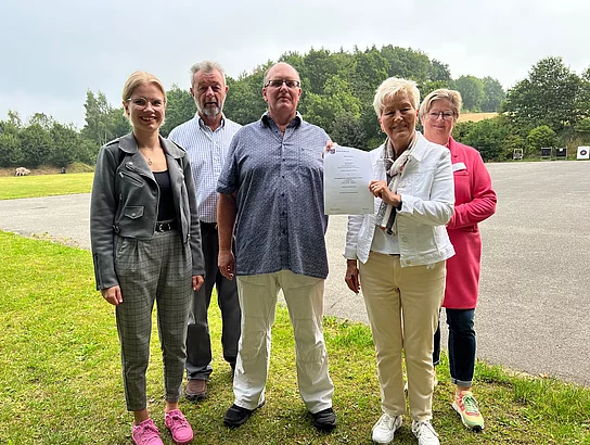 (v.l.n.r.) Kristina Bock (Bauamt, Bereich Liegenschaften, Gemeinde Malente) Christian Harms (Vorsitzender TSV Dörfergemeinschaft "Holsteinische Schweiz" von 1968 e.V.) Jobst Richter (Vorsitzender Netzwerk Sport Malente e.V.) Gudrun Förster (1. stellv. Bürgermeisterin Gemeinde Malente) Regina Poersch (Leitung Bauamt Gemeinde Malente)