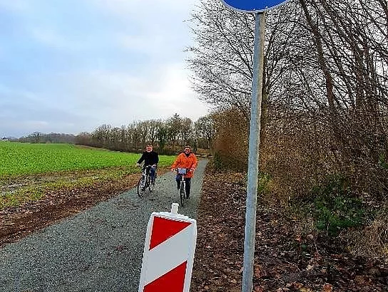 Bürgermeister Schöning (Kirchnüchel) und Bürgermeisterin Rönck (Malente) stellten bei einer kurze Probefahrt fest … Der Weg ist das Ziel! Bürgermeister Schöning (Kirchnüchel) und Bürgermeisterin Rönck (Malente) stellten bei einer kurze Probefahrt fest … Der Weg ist das Ziel!